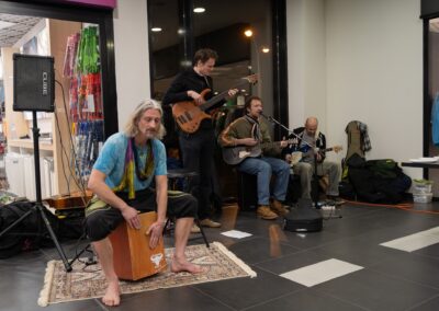 Skupina lidí hrajících hudbu v obchodě.